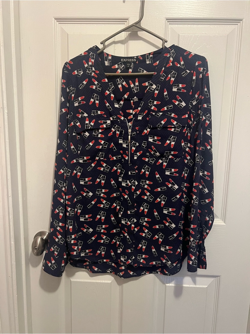 Express Navy Lipstick-Print Portofino Blouse - Red & White Lipstick Motif
